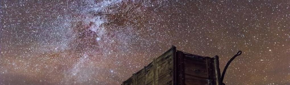 Night sky above abandoned wagon (photo)